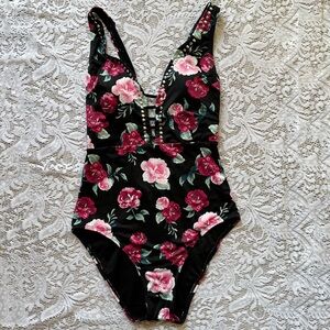 👙Design Lab Lord & Taylor Black and Red One Piece Swimsuit with Floral Print